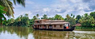 Mughal Monuments, Temples & Kerala Backwater (India)